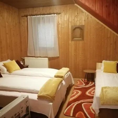 לינה וארוחת בוקר Kandiko Vendeghaz 3*