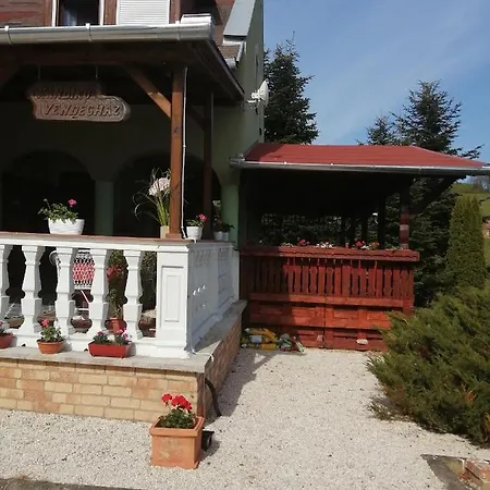 Kandiko Vendeghaz לינה וארוחת בוקר 3*