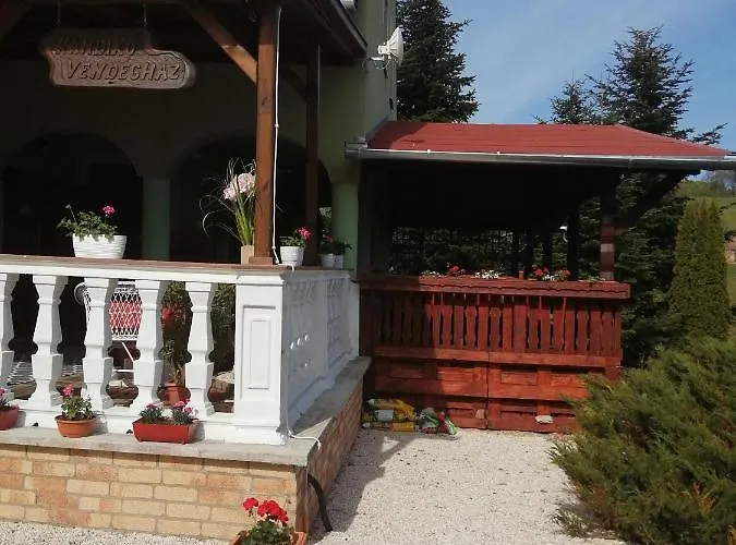 Kandiko Vendeghaz 住宿加早餐酒店 3*